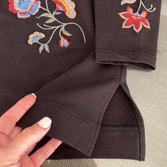 Women’s Floral Embroidered Tunic Style Sweatshirt - Picture 5 of 5